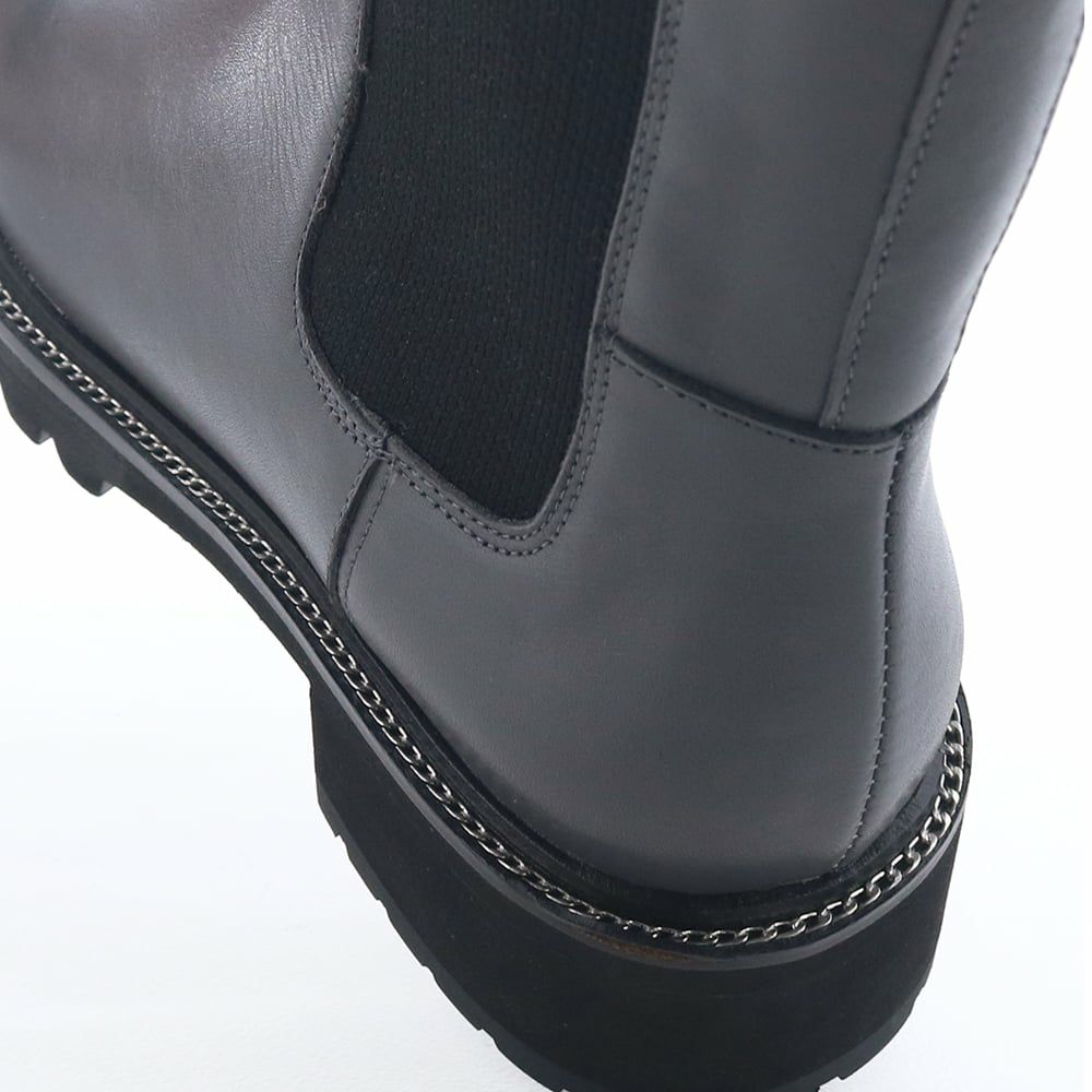 コバにあしらったチェーンもポイント。歩くたびに足元できらりと光ります