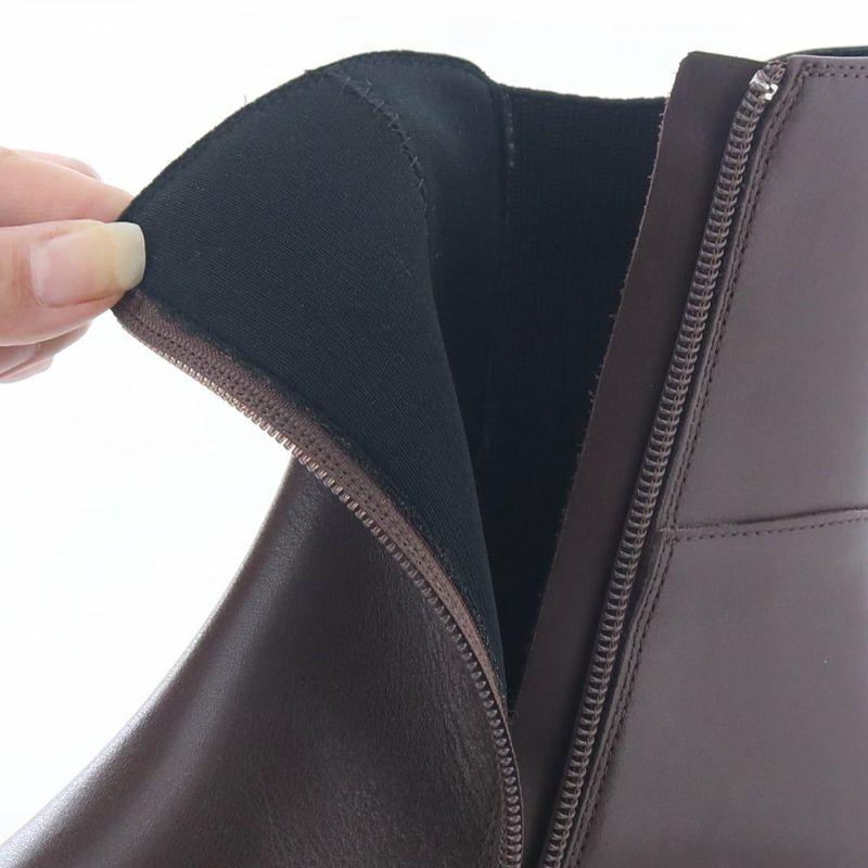 ライニングはトップラインまで生地を貼りました。擦れやすい脛部分も安心