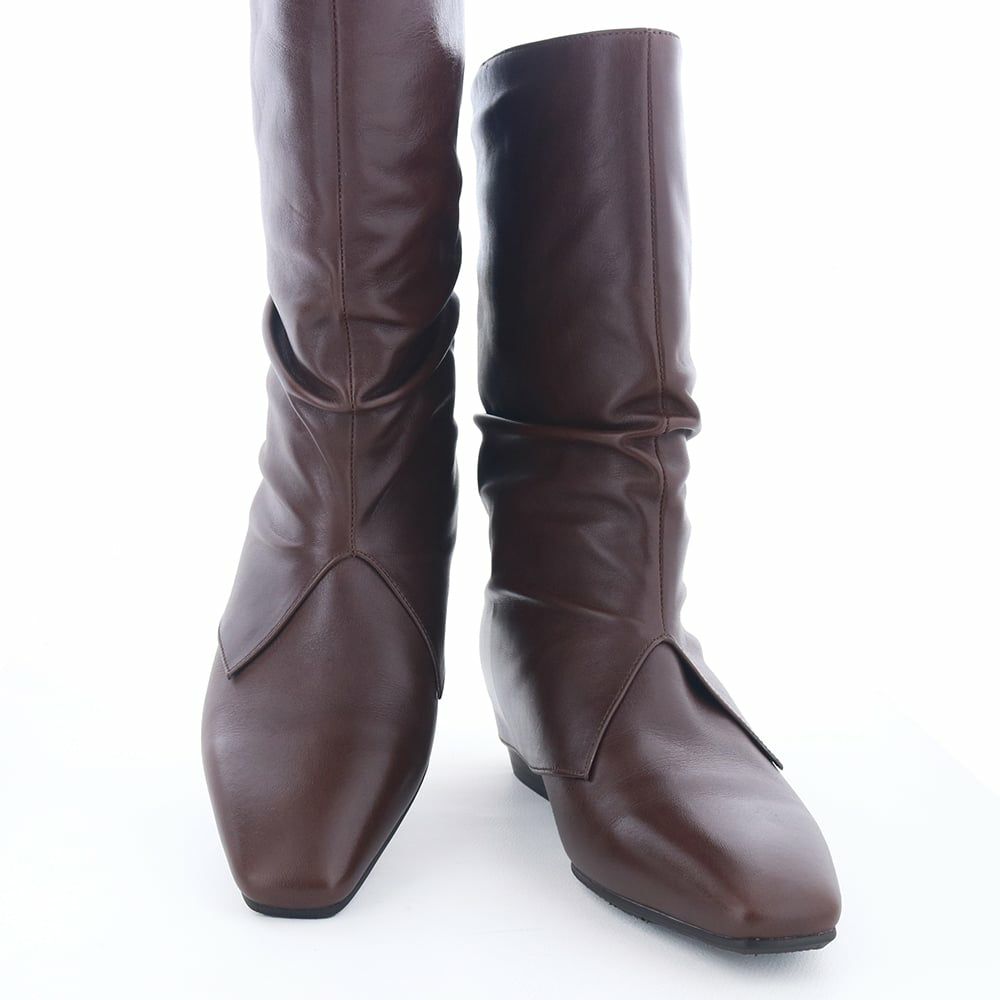 トレンドのカバーブーツをサヴァサヴァならではの視点で再構築しました