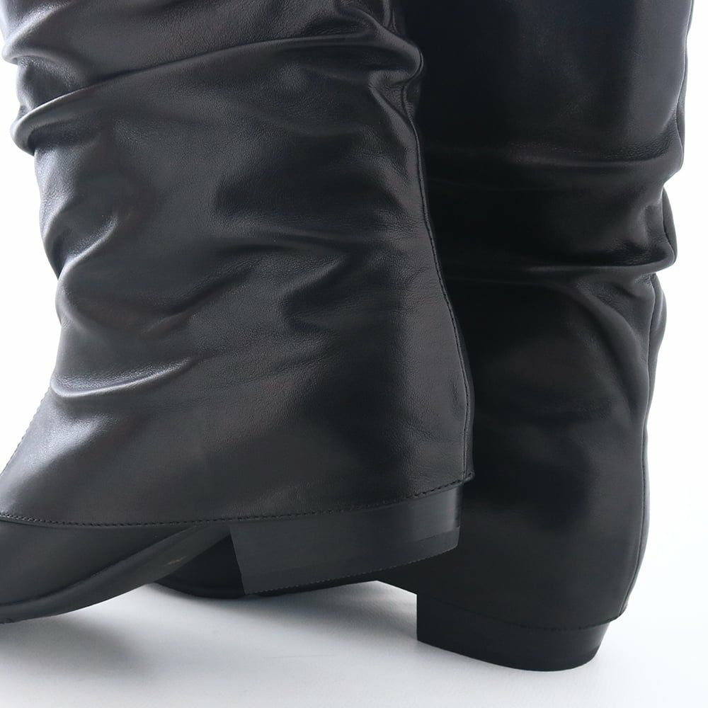 太く安定感のあるヒールが、きれい見えと歩きやすさの両方を叶えます