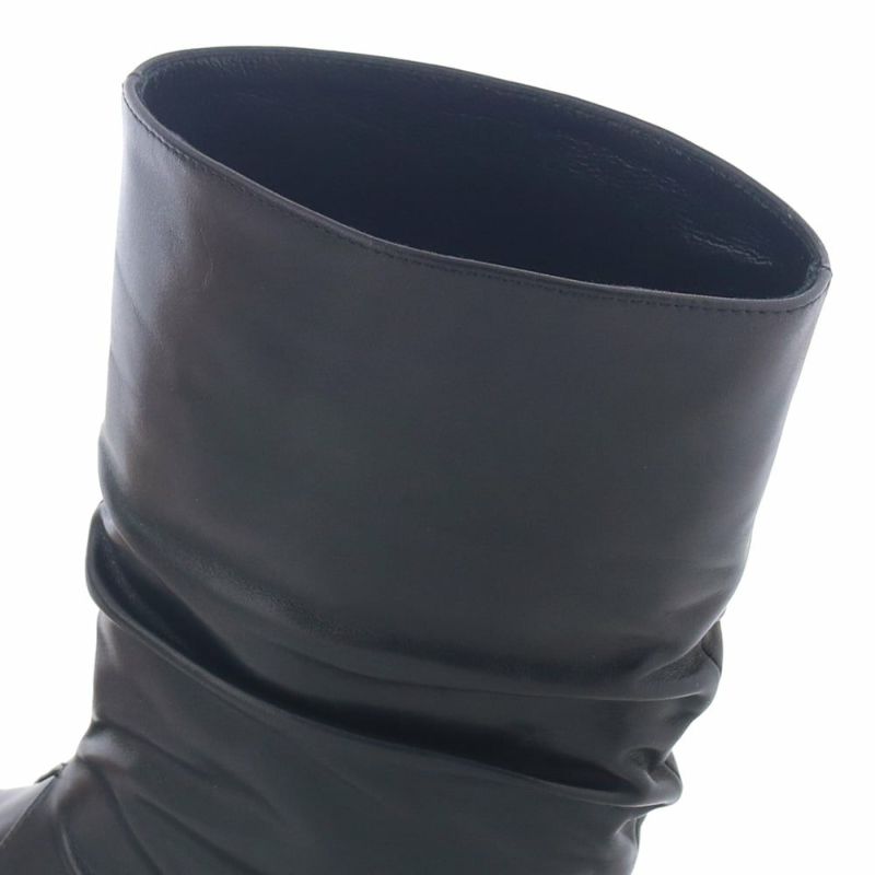 ゆったりとした太めシャフトはパンツインも楽々