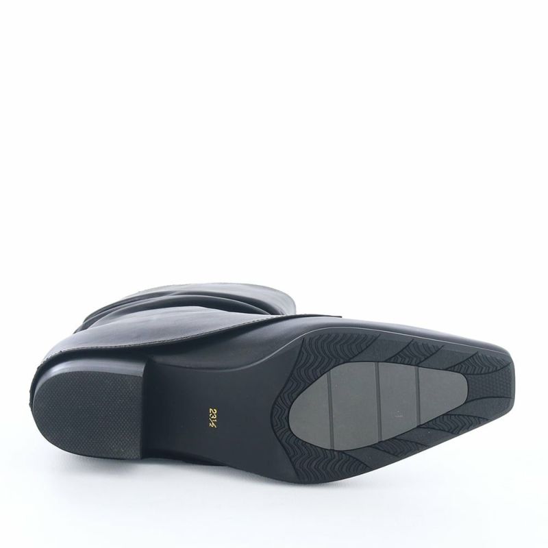 ソールは防滑仕様で滑りやすい床面も安心です