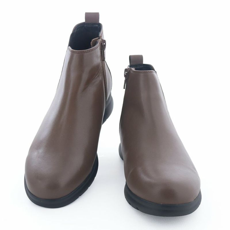 短め丈でスカートにもパンツにも合わせやすく、汎用性の高い1足です