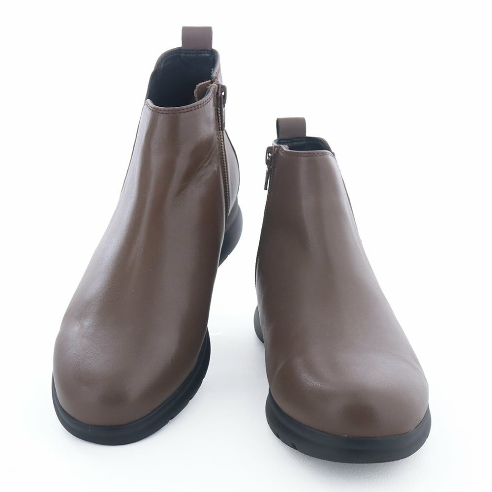 短め丈でスカートにもパンツにも合わせやすく、汎用性の高い1足です