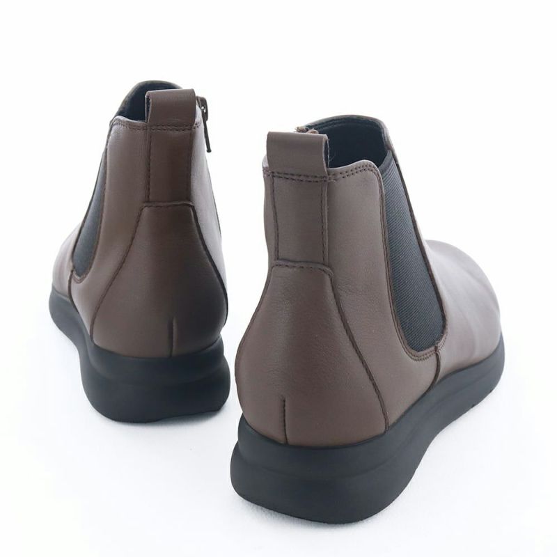 飽きの来ないベーシックなデザインでオンオフ問わず活躍してくれそう