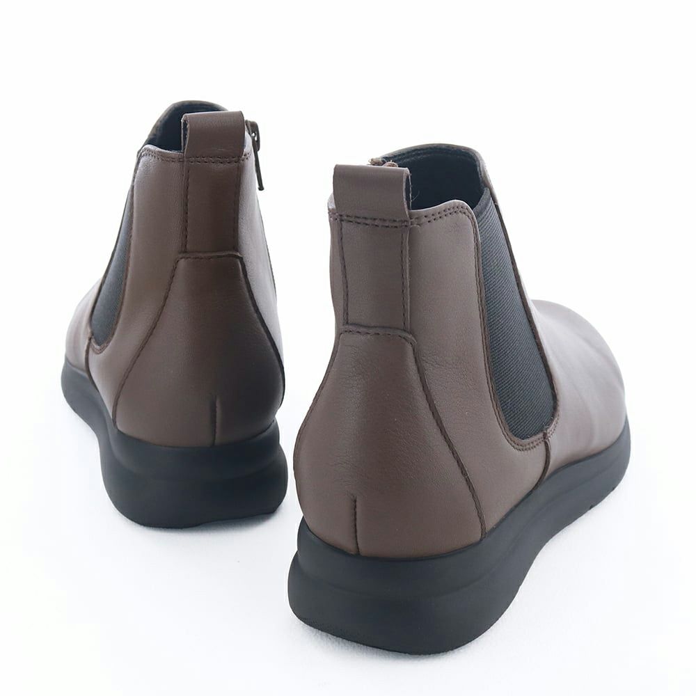 飽きの来ないベーシックなデザインでオンオフ問わず活躍してくれそう