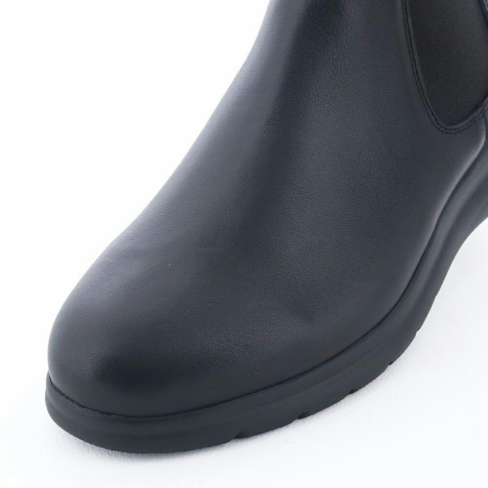 くせのないラウンドトゥでフェミニンにもカジュアルにも使えます