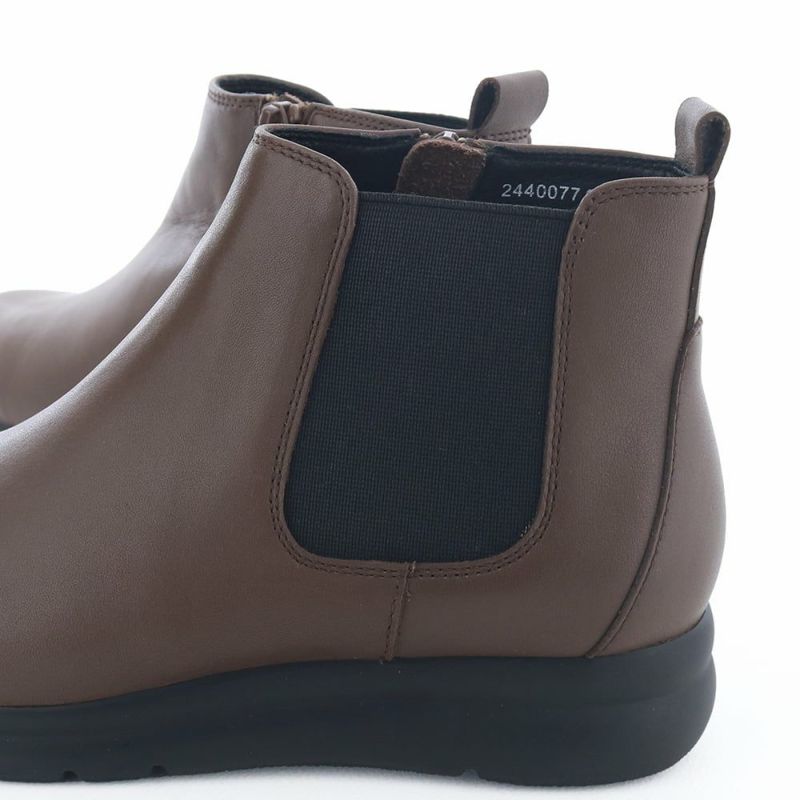 シューズライクに履けるアンクル丈。春先まで活躍してくれそうです