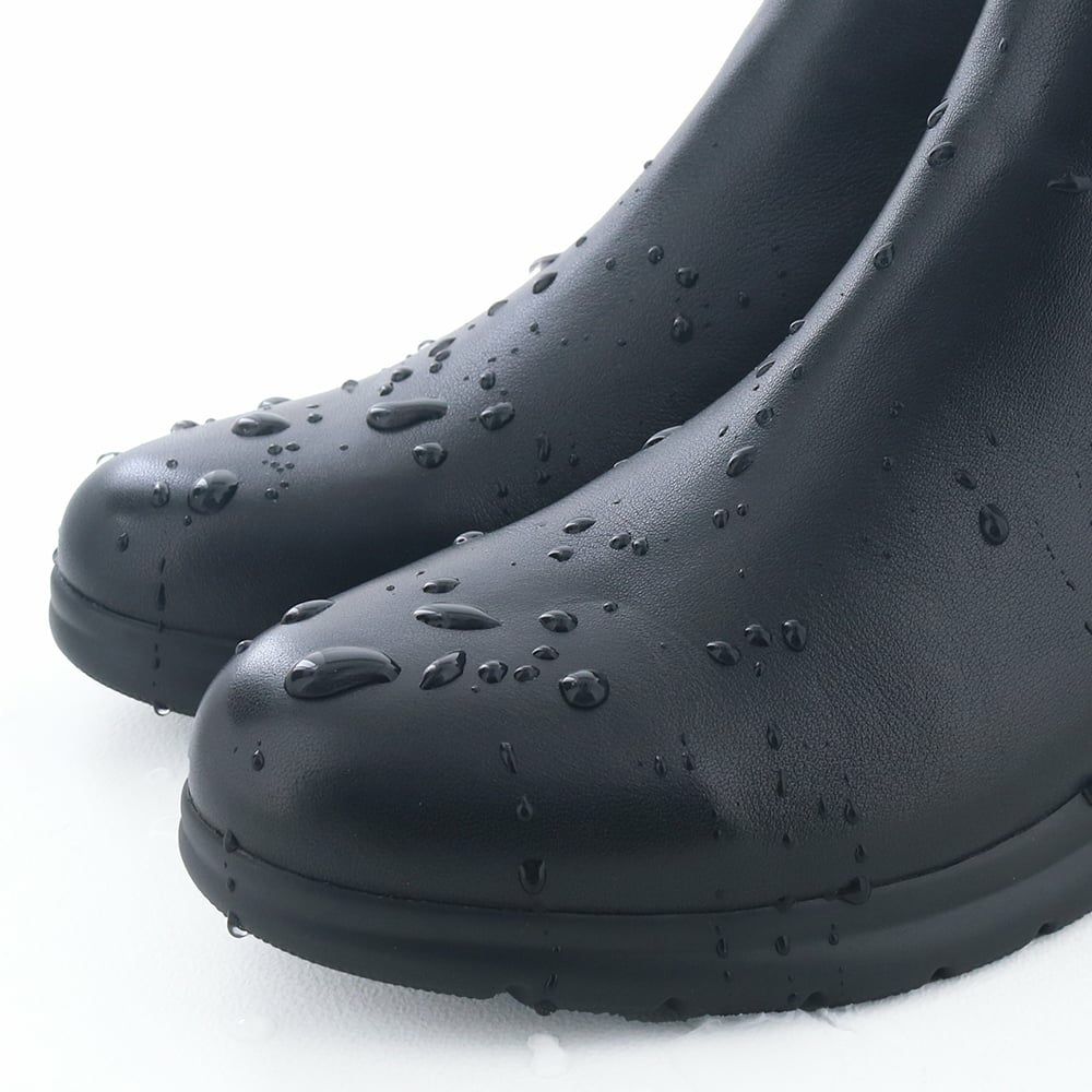 アッパーは撥水加工で天候を気にせず履けるのも嬉しい