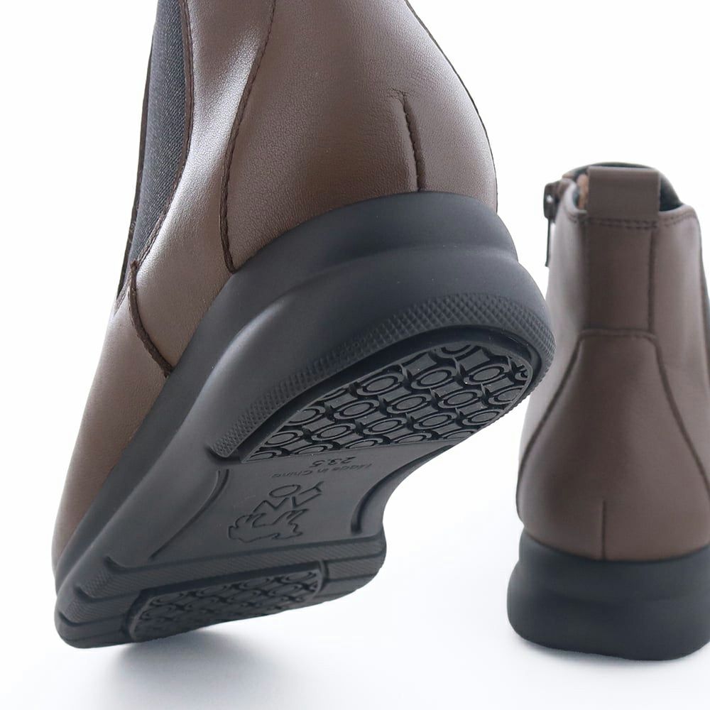 ソールはしっかり凹凸があり、グリップ性の高いタイプ