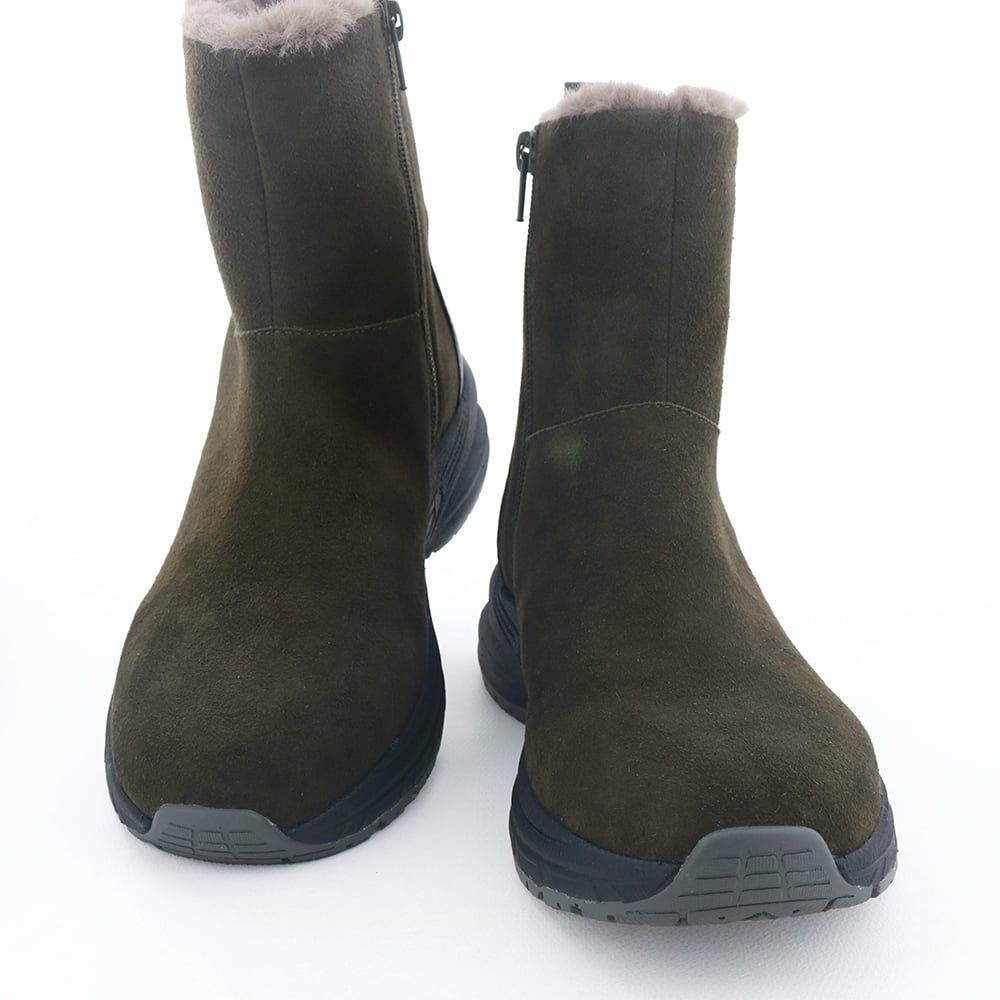 リアルレザーの質感でカジュアルでも品のある一足