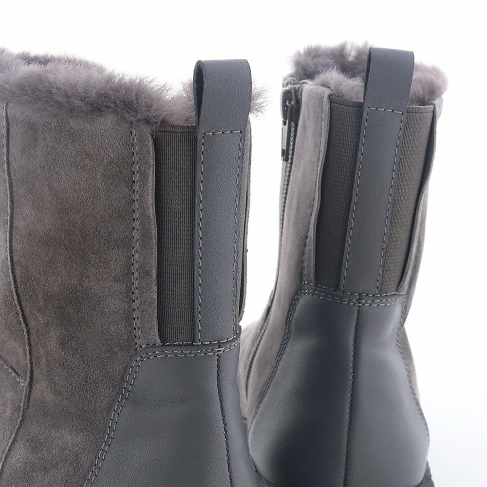 バックにあしらったゴムが歩行をサポート。足を動かしやすくなっています