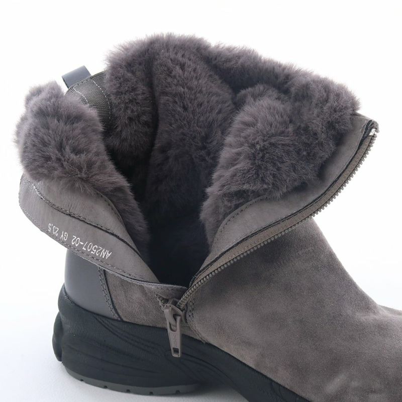 ライニングはたっぷりのファー。足元を暖かく保ちます