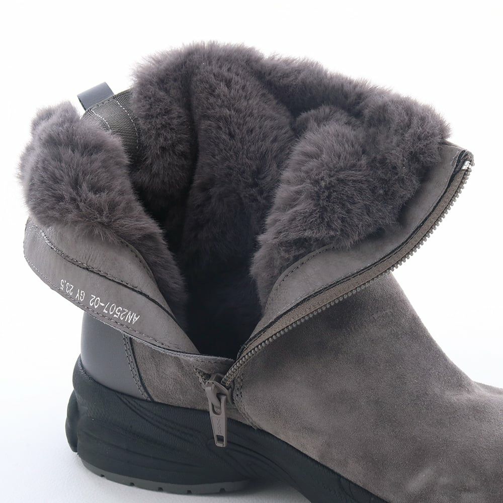 ライニングはたっぷりのファー。足元を暖かく保ちます