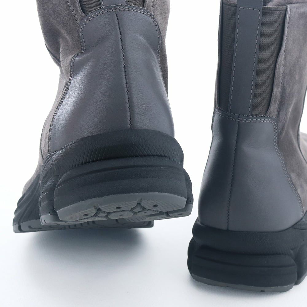 ソールはしっかりとした凹凸があり、グリップ性の高いタイプ