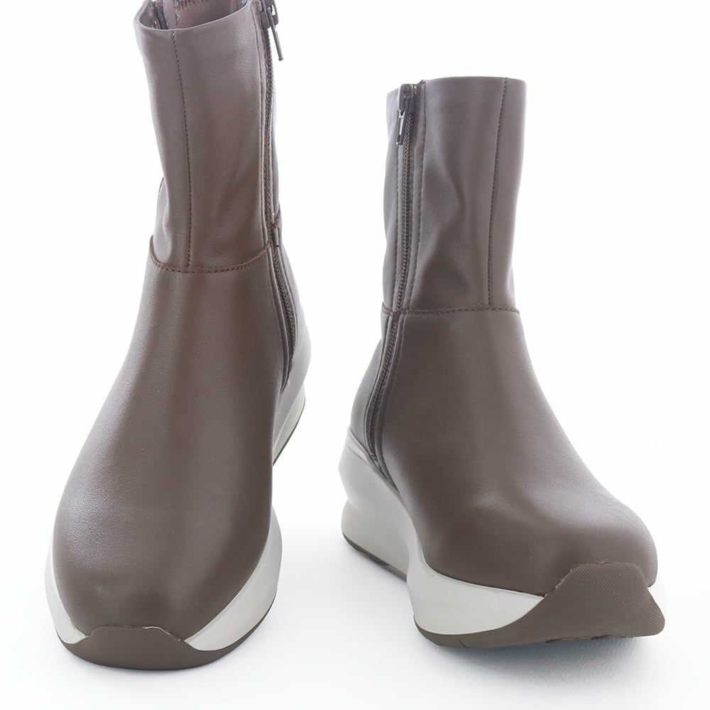 ボリューム感ある厚底にシンプルアッパーですっきり仕立てた一足