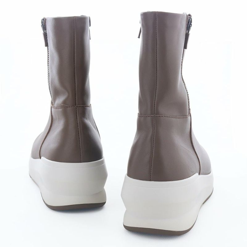 エイジレスに人気のデザインで、大人カジュアルなコーデにぴったり