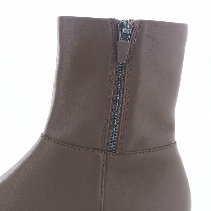 筒部分は細めに。パンツも被せやすく、裾ももたつきません