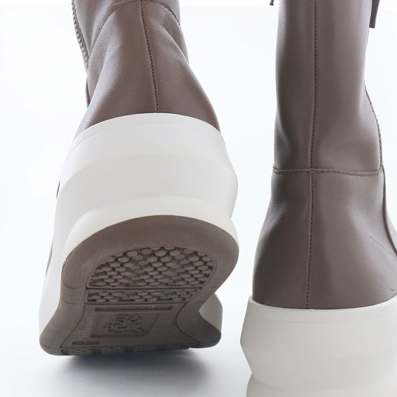 もちっと弾力のある厚底ソールで地面の硬さを感じずに歩けます