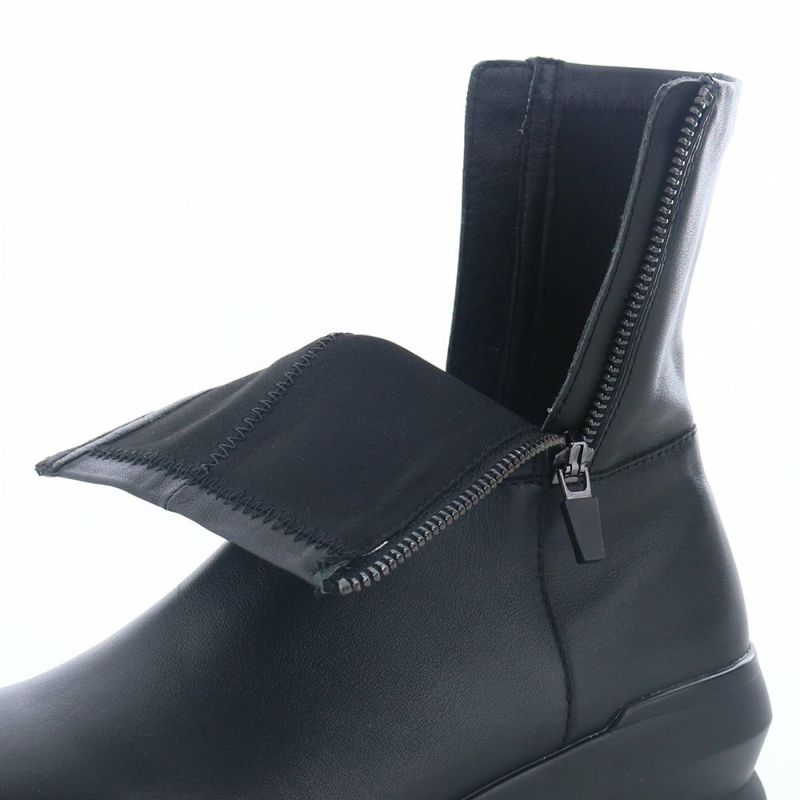 両サイドのファスナーが開閉するので着脱がしやすくなっています