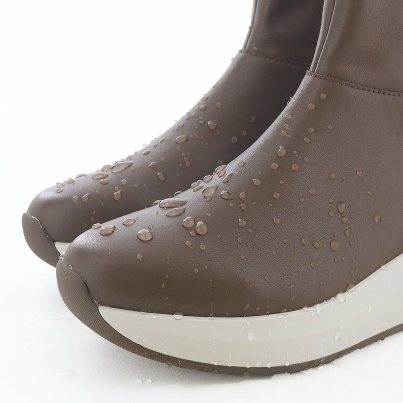 撥水加工で天候を気にせず履けるのが嬉しい