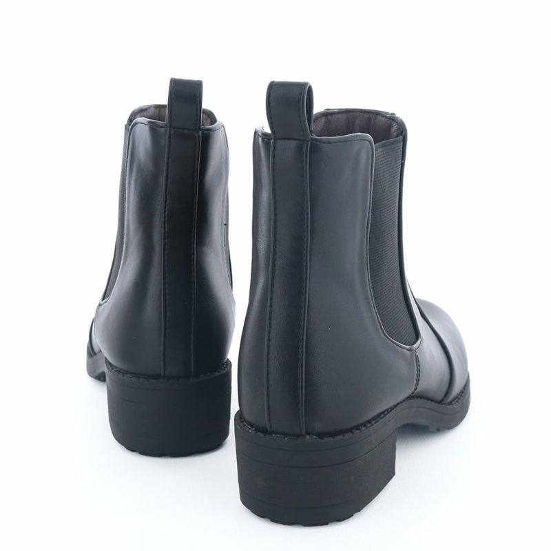 シンプルなデザインはオンオフ問わず活躍。雨の日の通勤にも◎