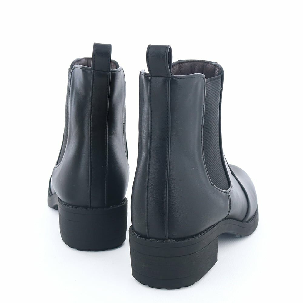 シンプルなデザインはオンオフ問わず活躍。雨の日の通勤にも◎