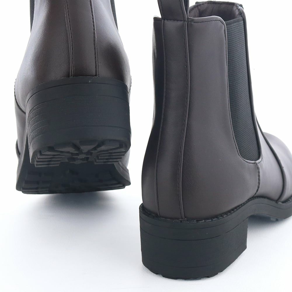 底面の凹凸が見えにくい"隠しタンク"で、きれいめに履けます