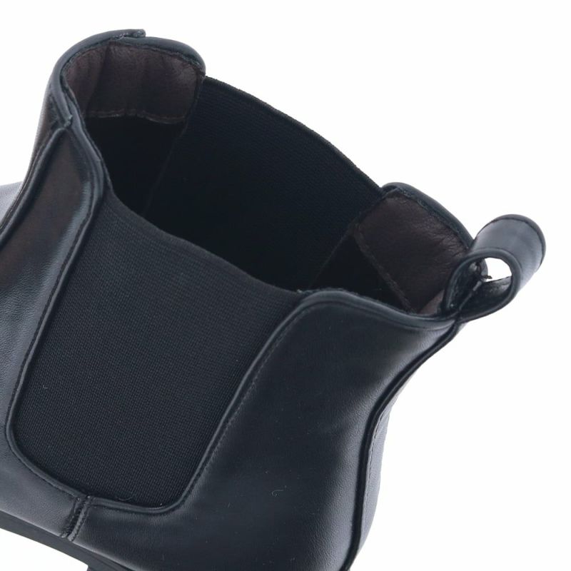 両サイドの大きなゴムが伸縮し着脱もスムーズ