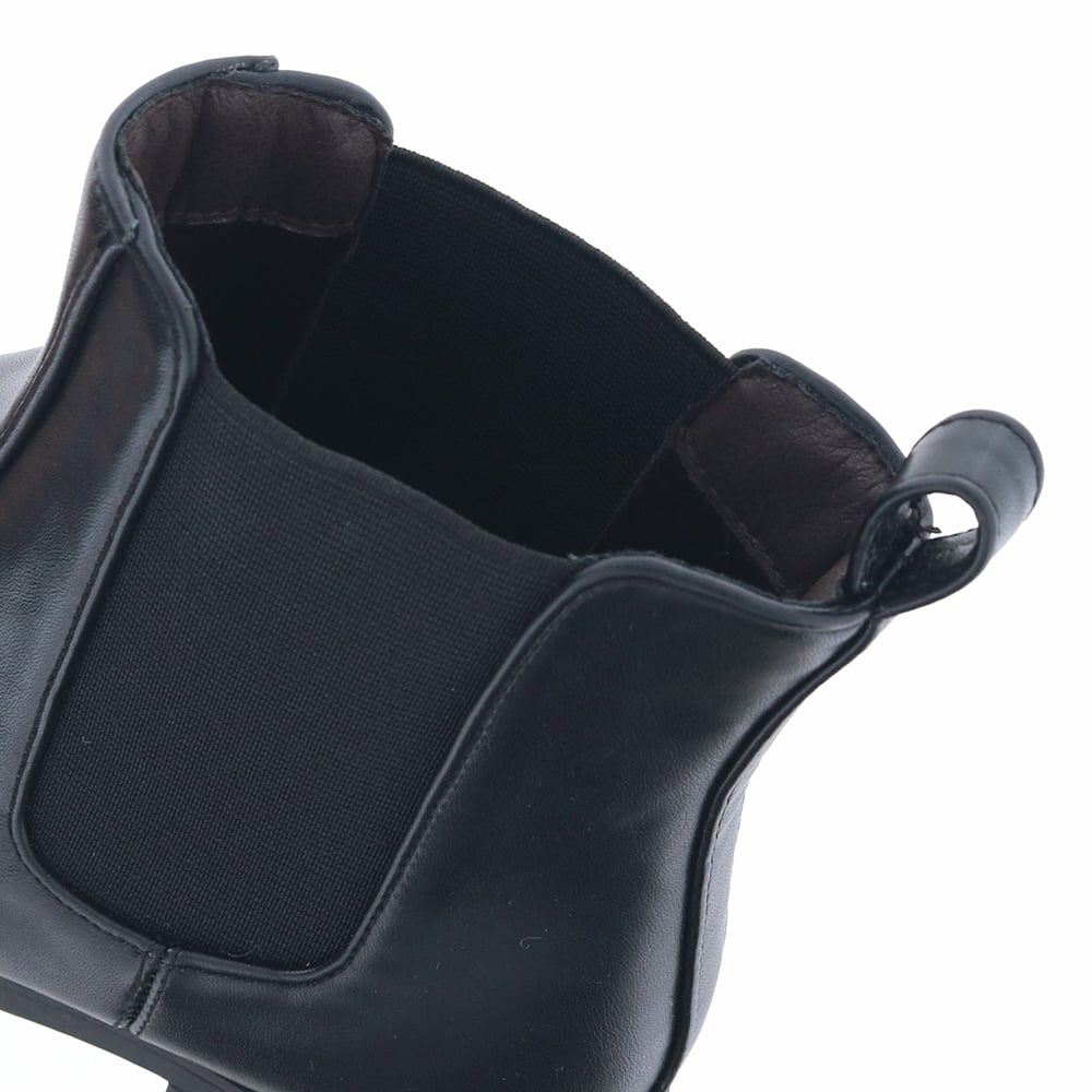 両サイドの大きなゴムが伸縮し着脱もスムーズ