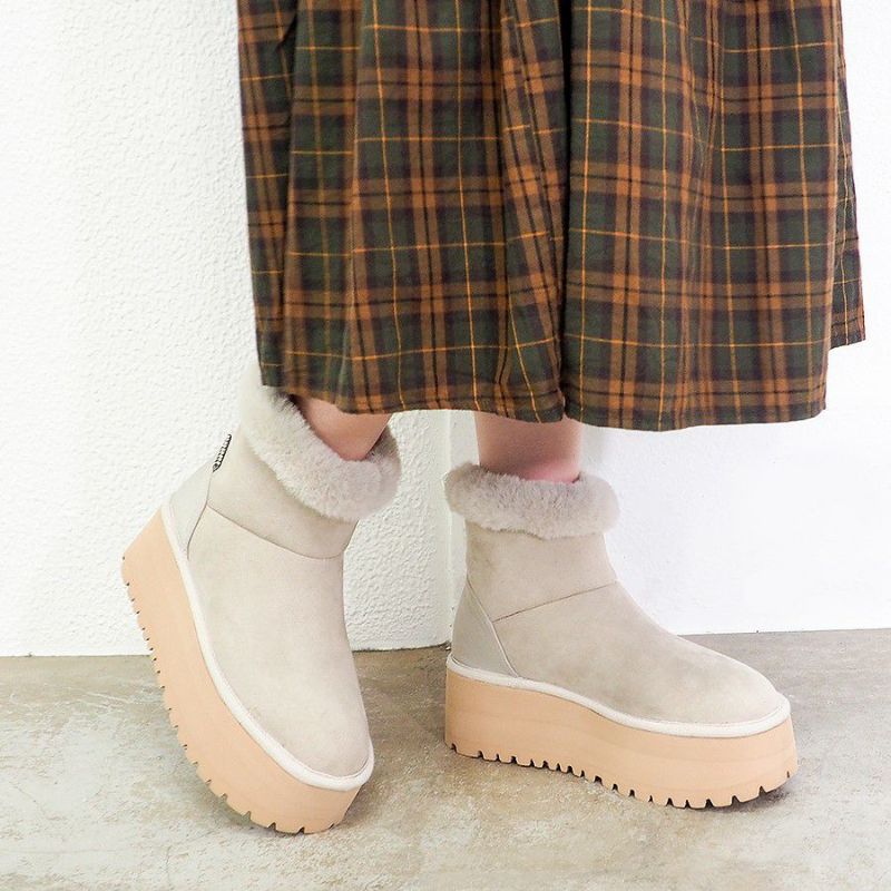 ライトベージュ