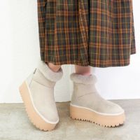 ライトベージュ