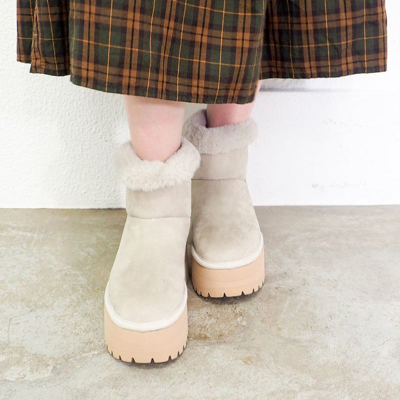 ライトベージュ