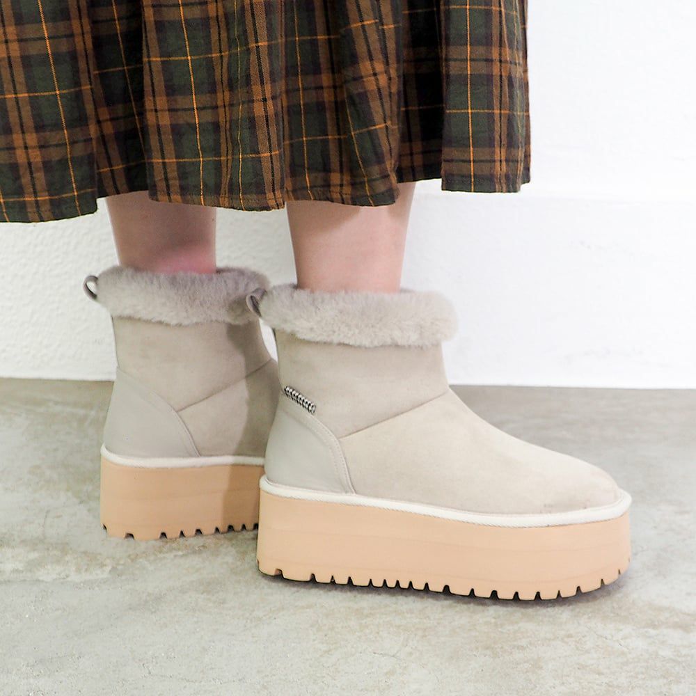 ライトベージュ