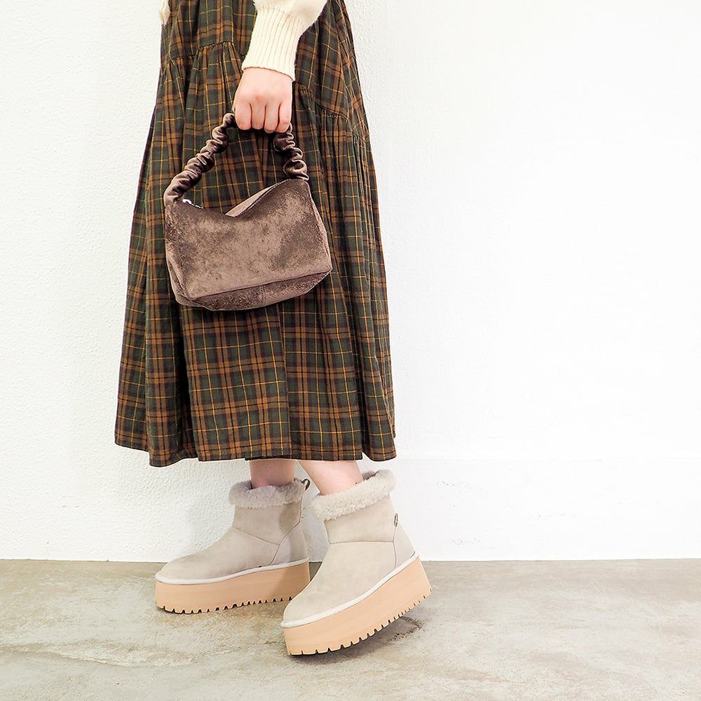 ライトベージュ