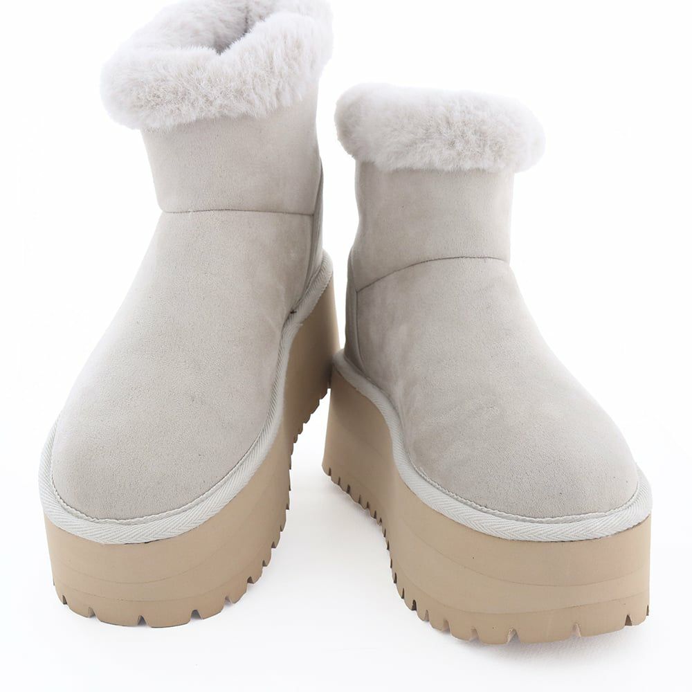 存在感のある足元を引き立てるため、デザインはあえてシンプルに