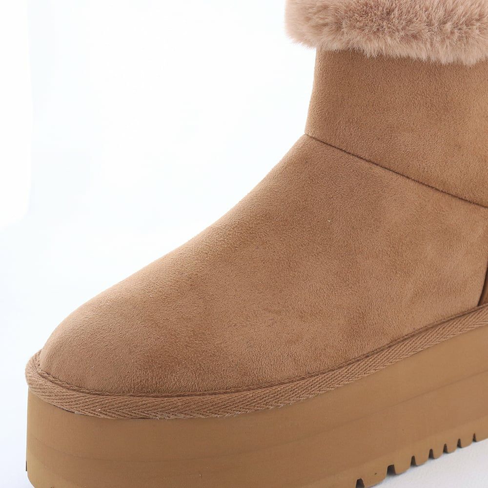 ピース部分は生地素材で。全体的にナチュラルな印象です