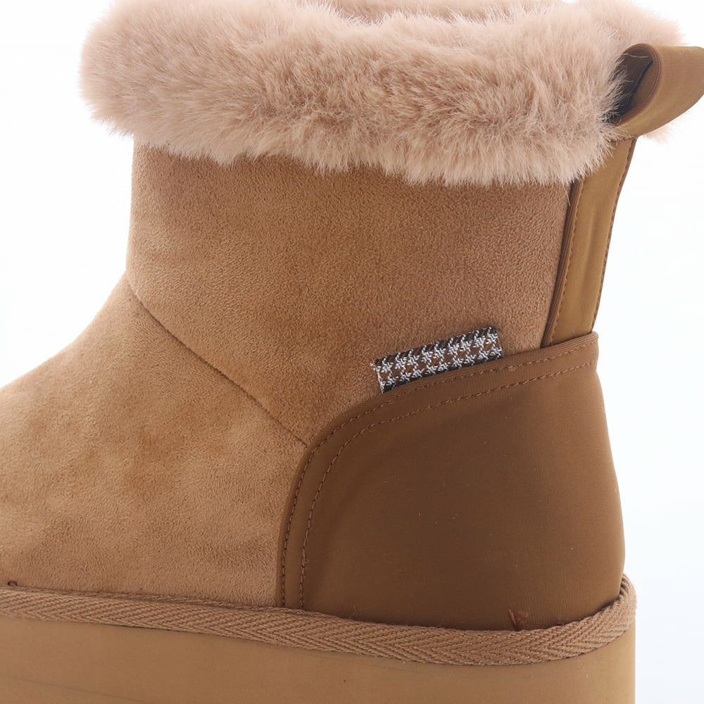 カカトの切り替えもポイント。小さなタグがアクセントに