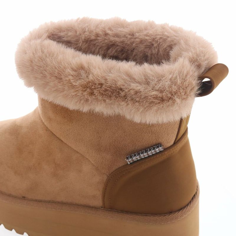 靴の内部はたっぷりのファー。冬の足元を暖かく包みます