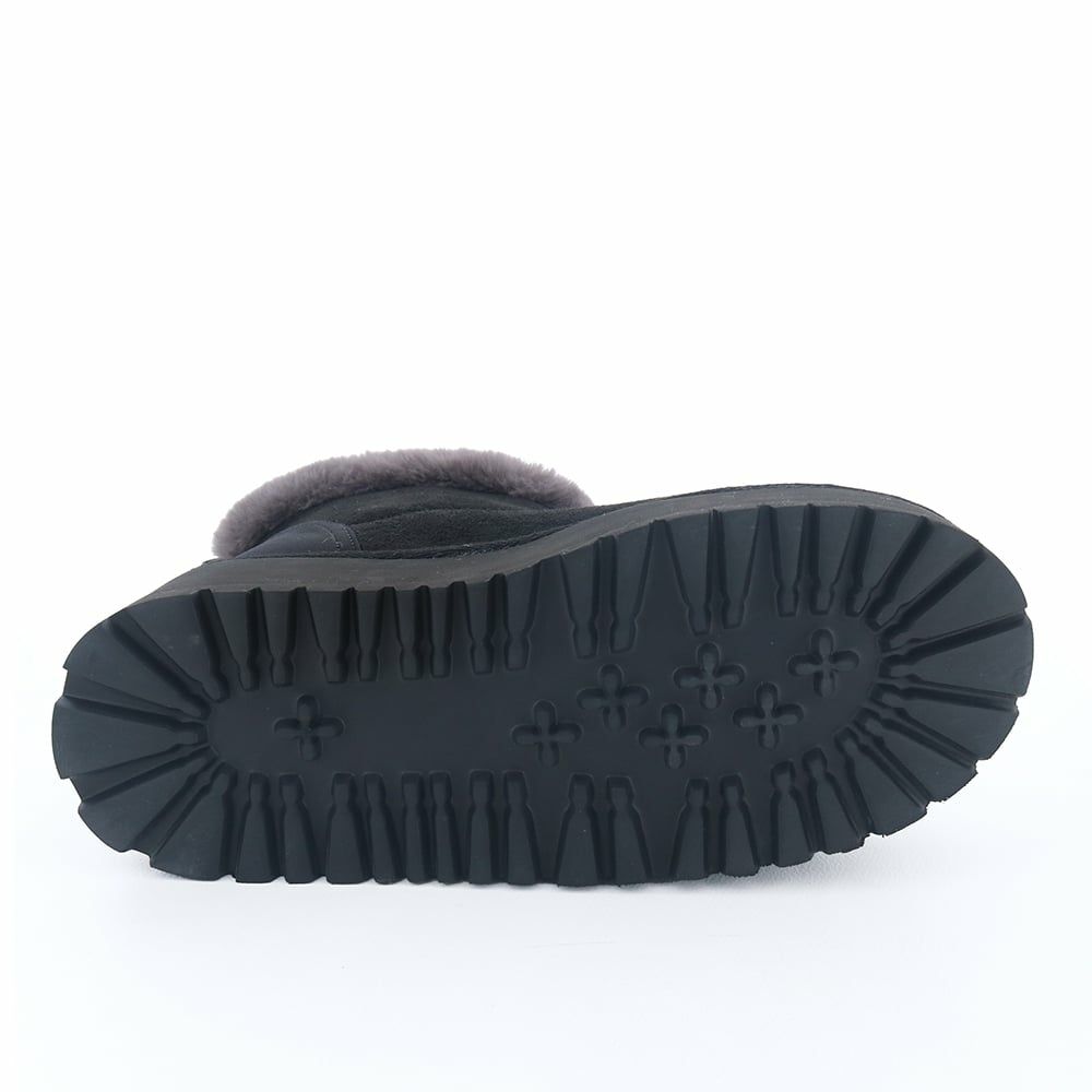 ソール全体に厚みがあり、傾斜はたったの1.0cmほど