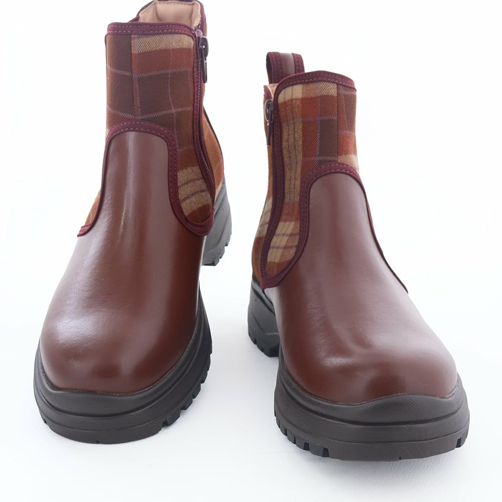 デザイン自体はシンプルながらも素材の組み合わせで個性が光ります