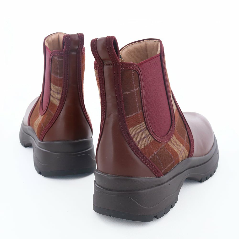 大胆なチェック柄とのコンビ感はbyあしながおじさんならでは