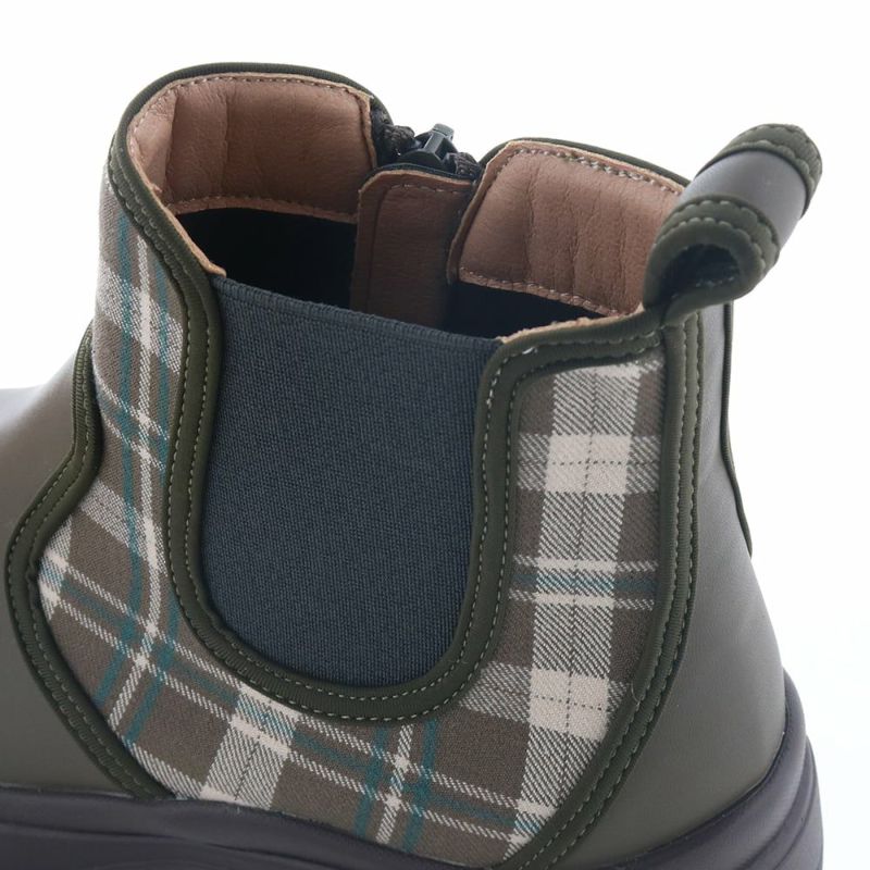 擦れやすい履き口はスポンジ入りで足あたり良く仕立てました