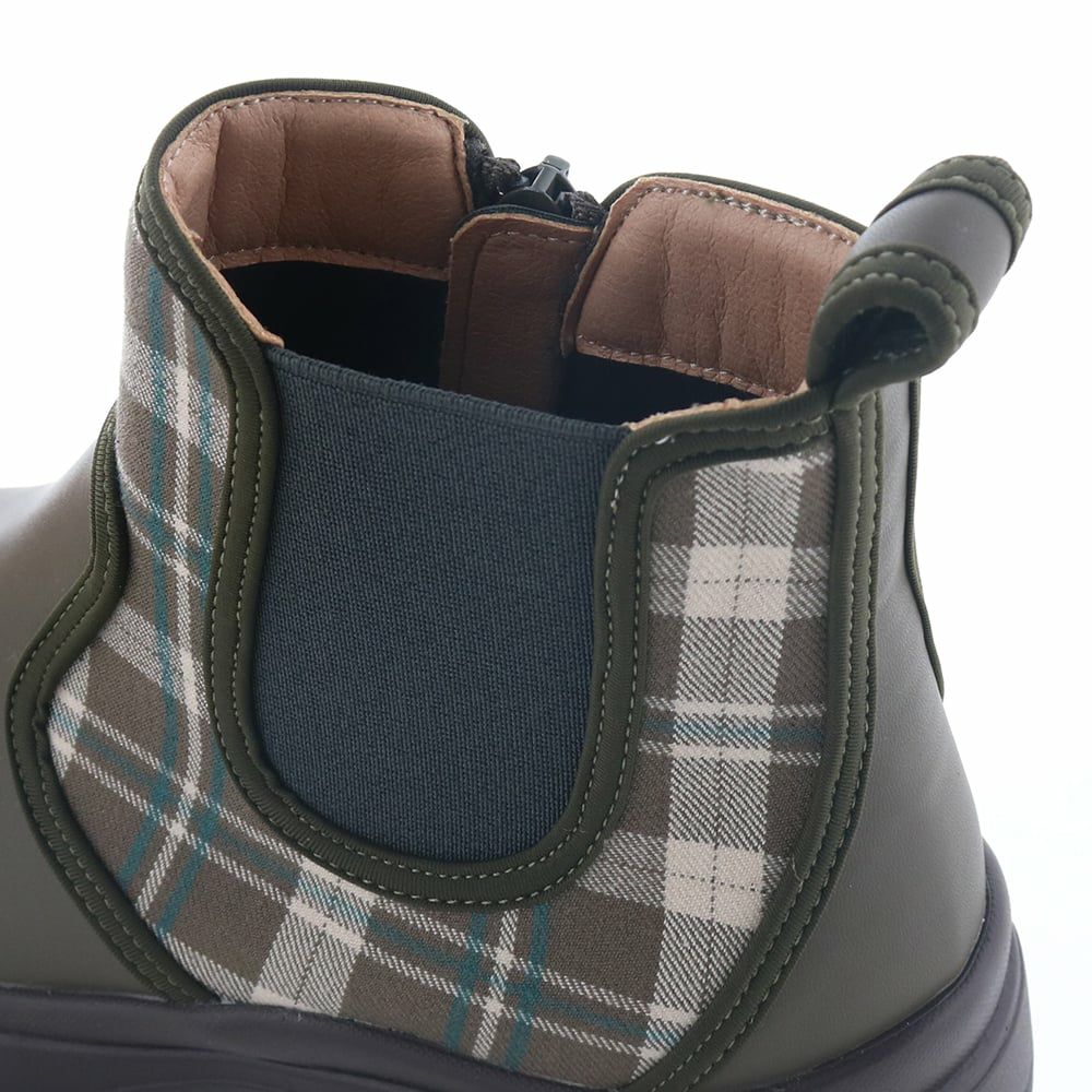 擦れやすい履き口はスポンジ入りで足あたり良く仕立てました