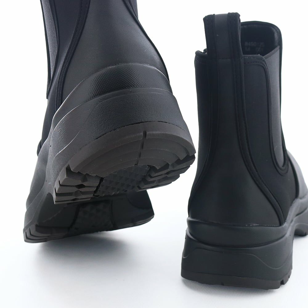 防滑ソールで濡れた地面も安心して歩けます