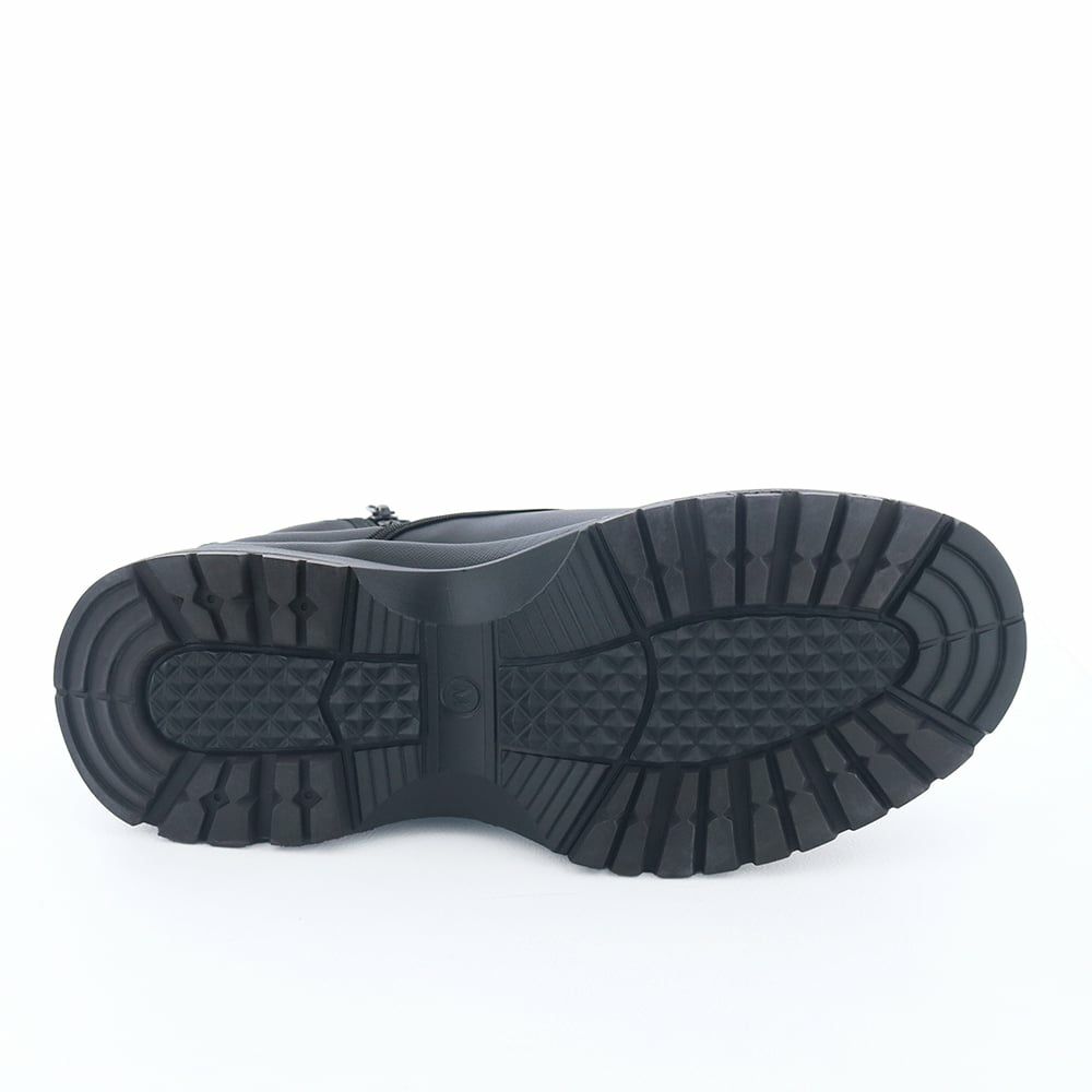 ソール全体に厚みがあるので傾斜は1.5cmほどです