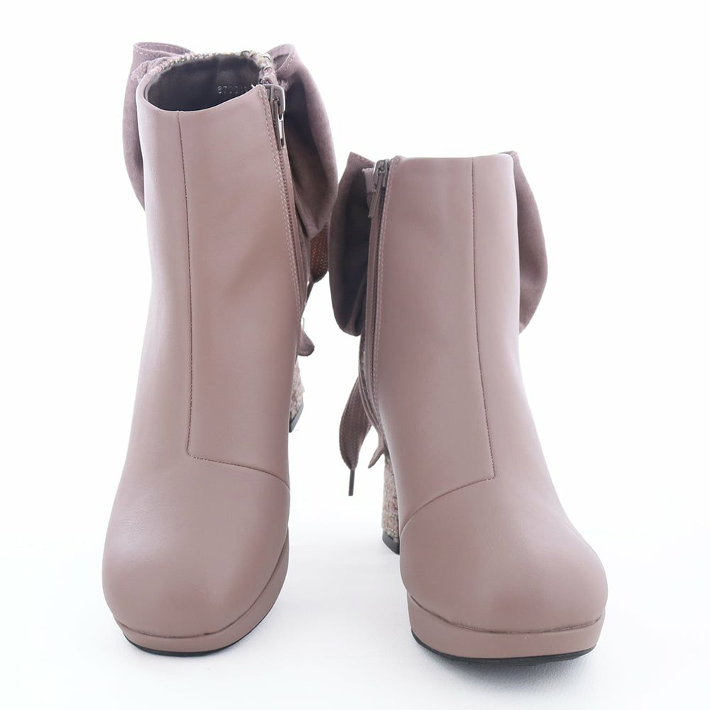 丸みのあるフォルムや、ツイードとのコンビで全体的にフェミニンな印象