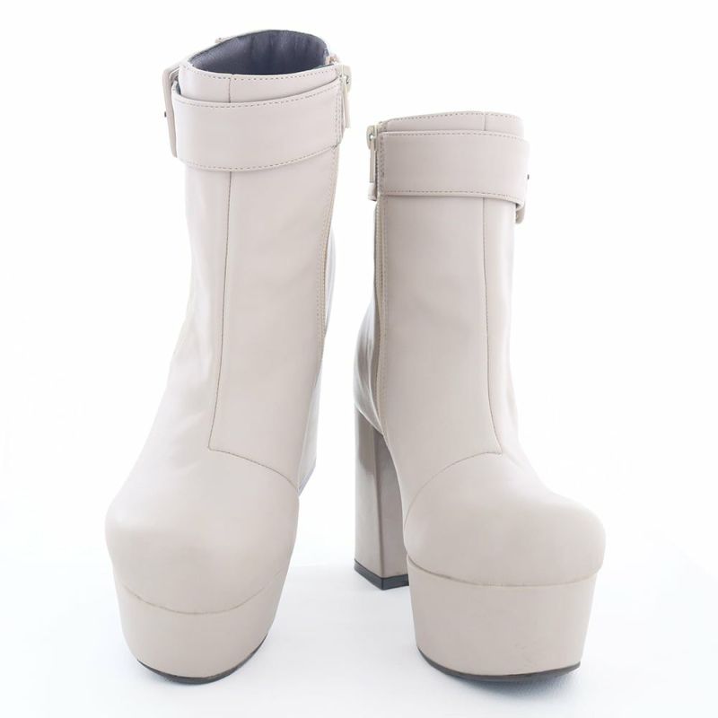 迫力あるスタイルでコーデのアクセントになる一足です