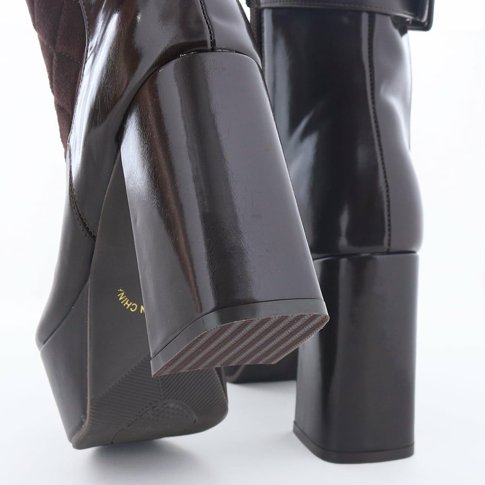 太くがっしりしたチャンキーヒールでグラグラしません