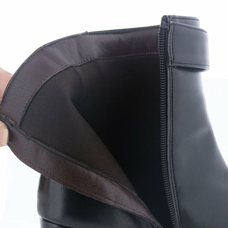 ライニングはスポンジ入りのふっくら生地で包まれる履き心地